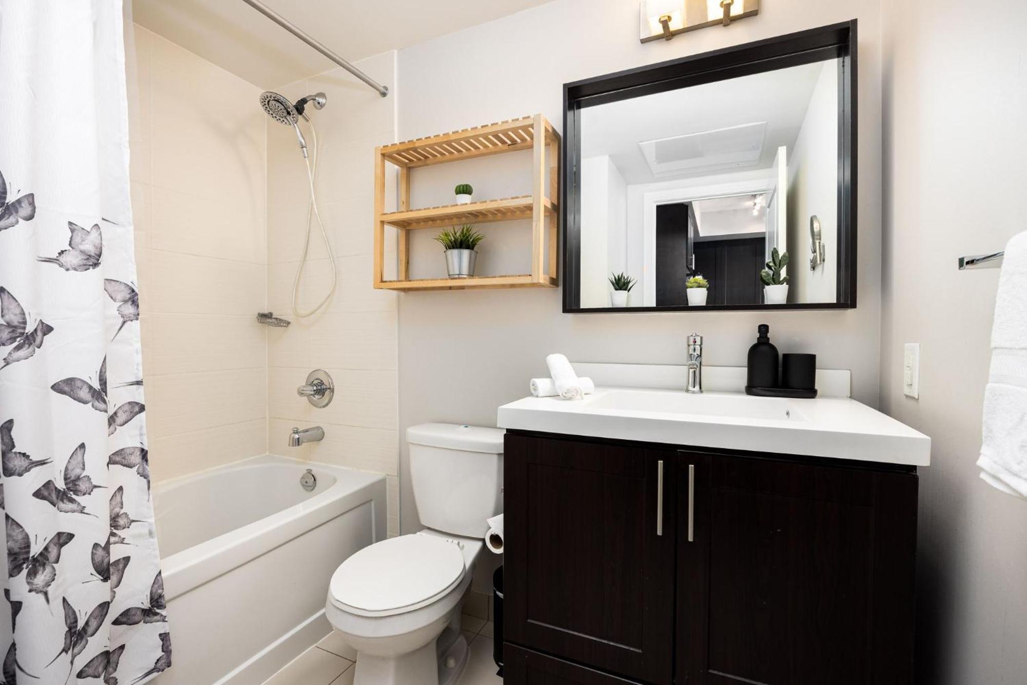 Dwtn Condo Near Cn Tower! W/ Free Parking Toronto Eksteriør billede