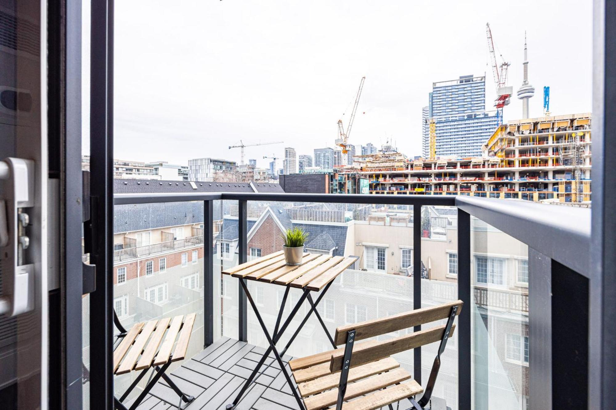 Dwtn Condo Near Cn Tower! W/ Free Parking Toronto Eksteriør billede
